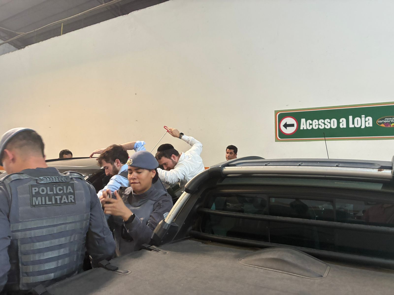 Resgate de criança presa em carro