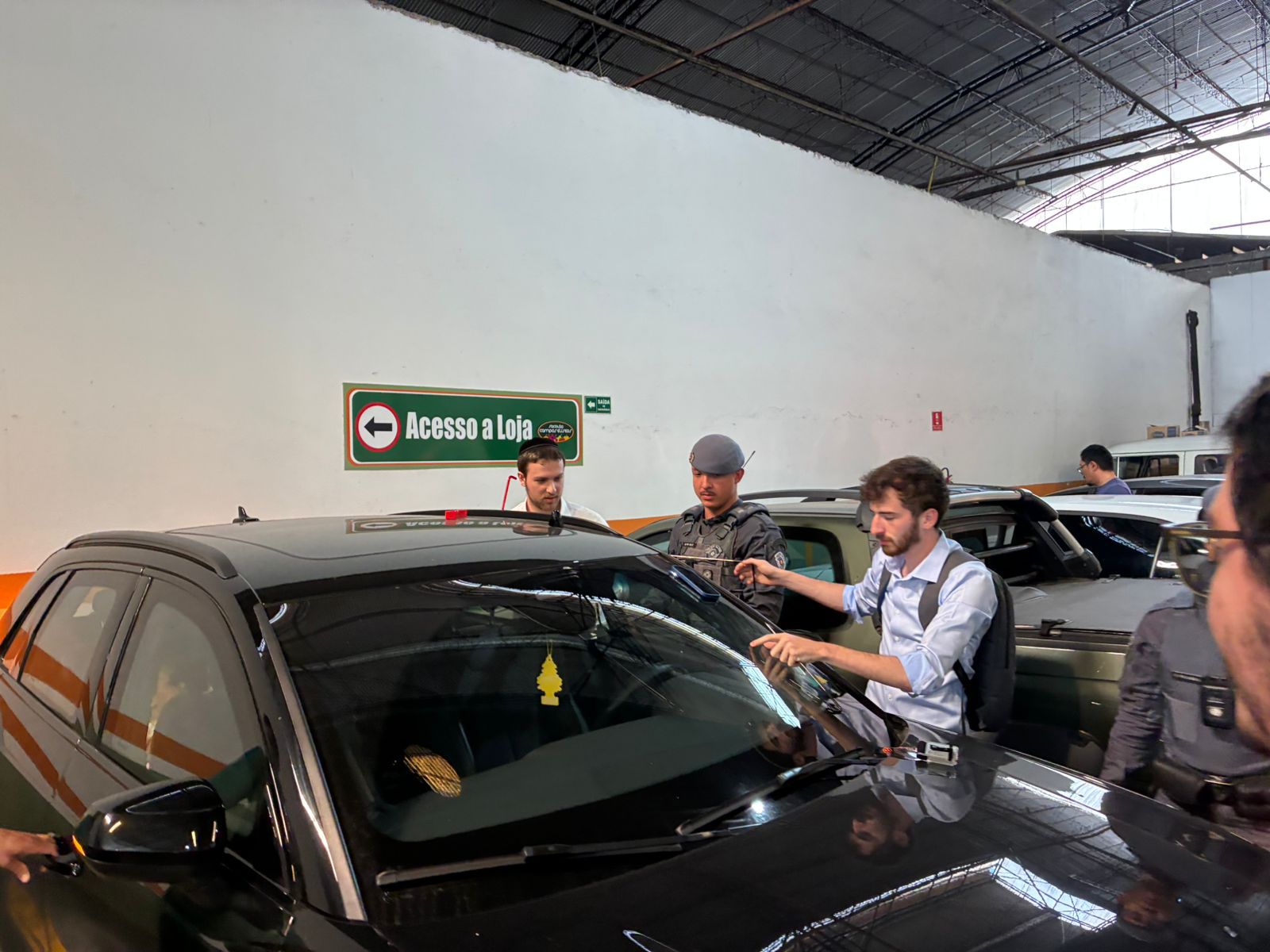 Resgate de criança presa em carro