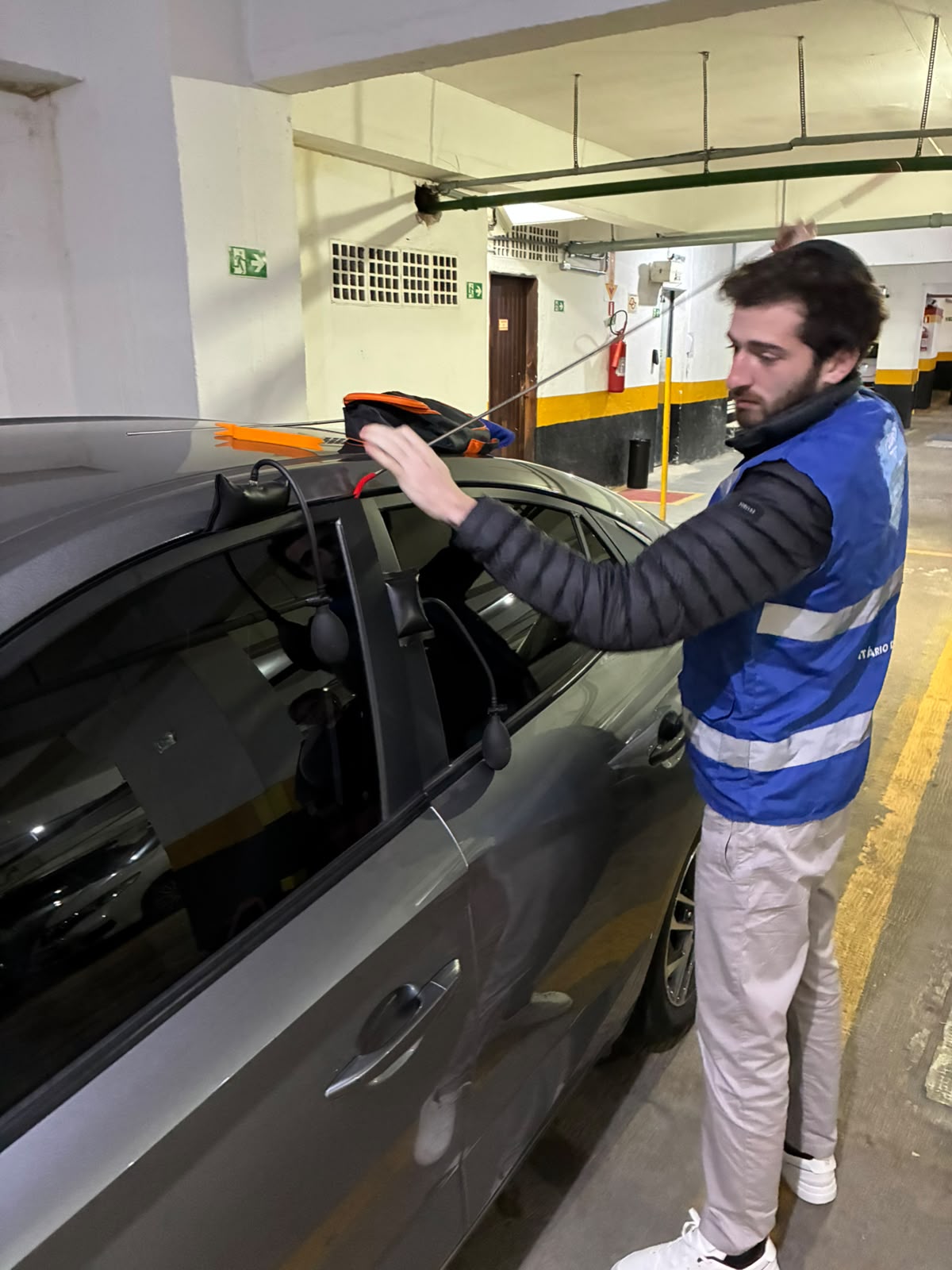 Chave esquecida dentro de carro
